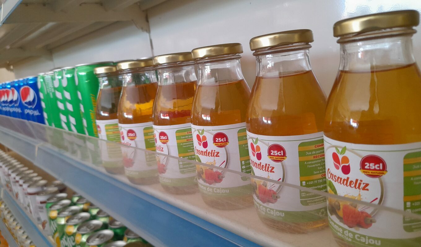 Молодая пара в Сенегале превращает отходы фермы в натуральный сок