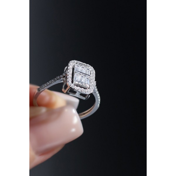 Bague en diamants sertis pavé taille émeraude