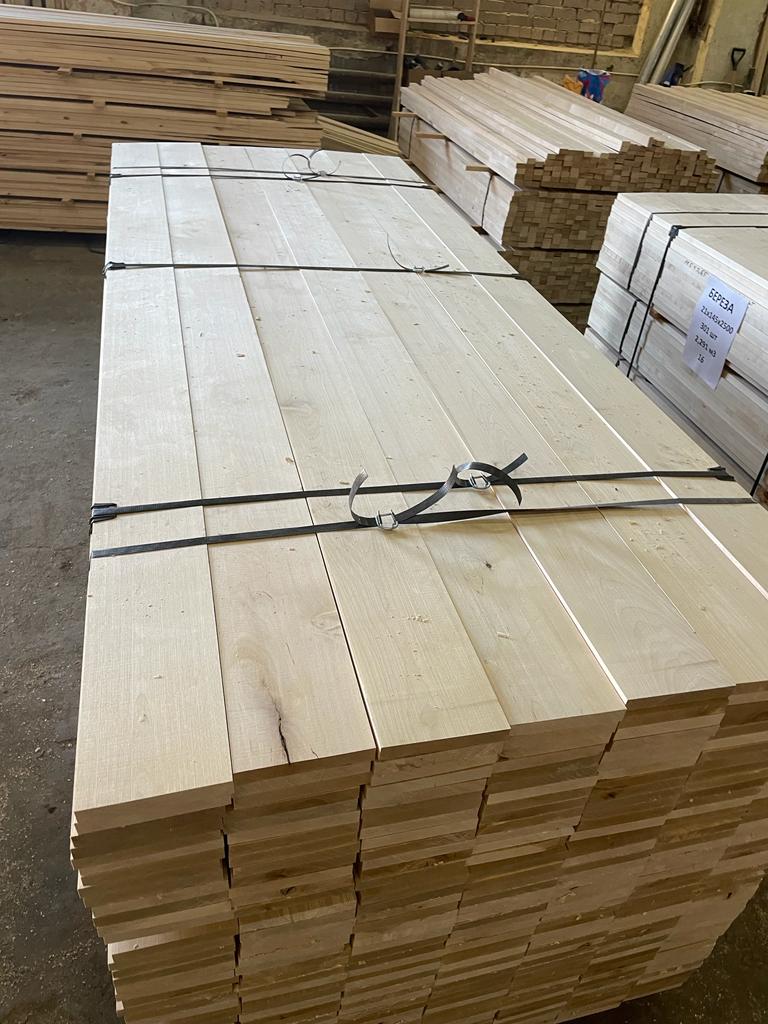 Madera de abedul con borde cuadrado. Grado "A". Contenido de humedad 8-12% (+/- 2%)