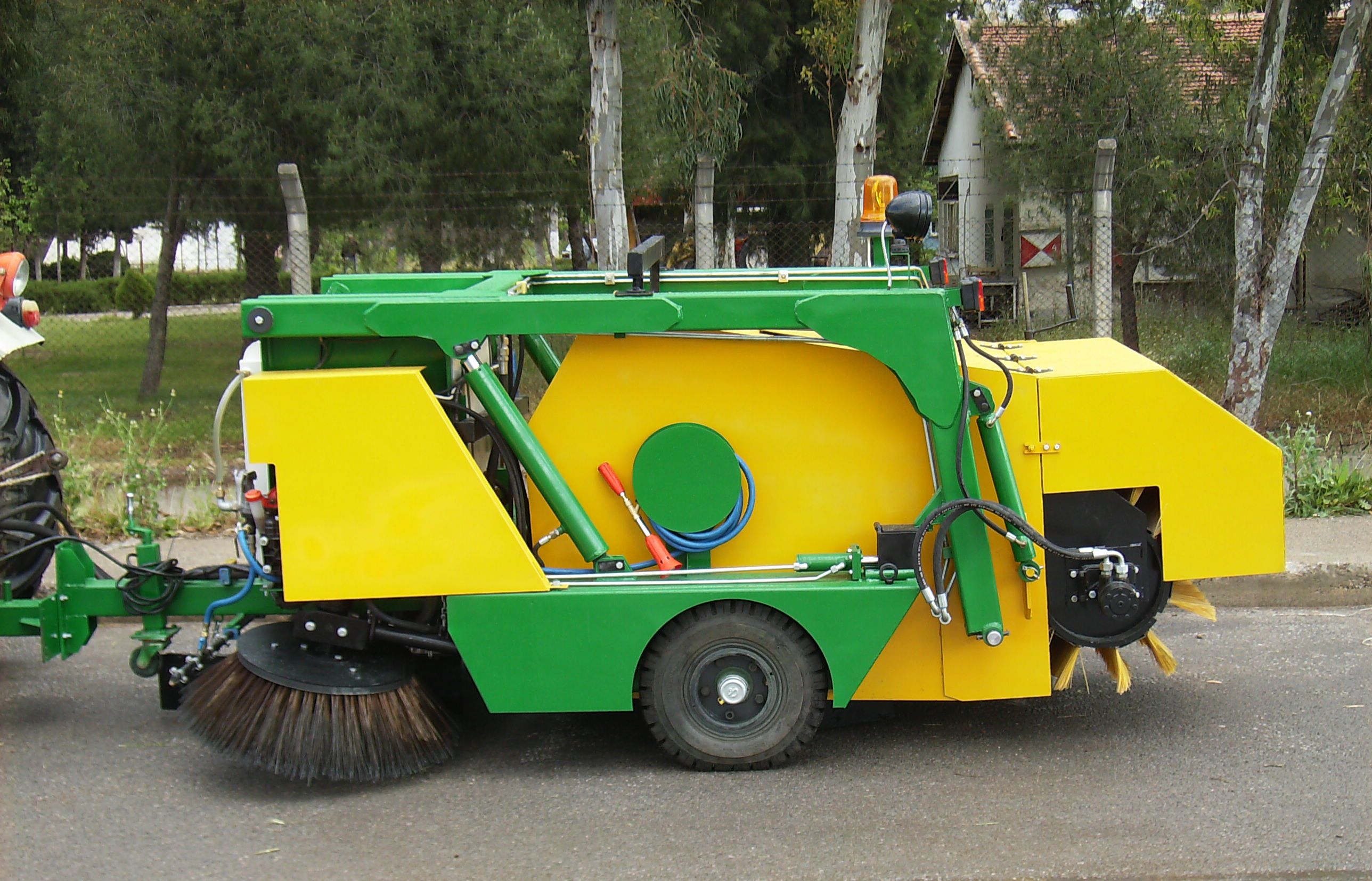 Balayeuses routières tractées