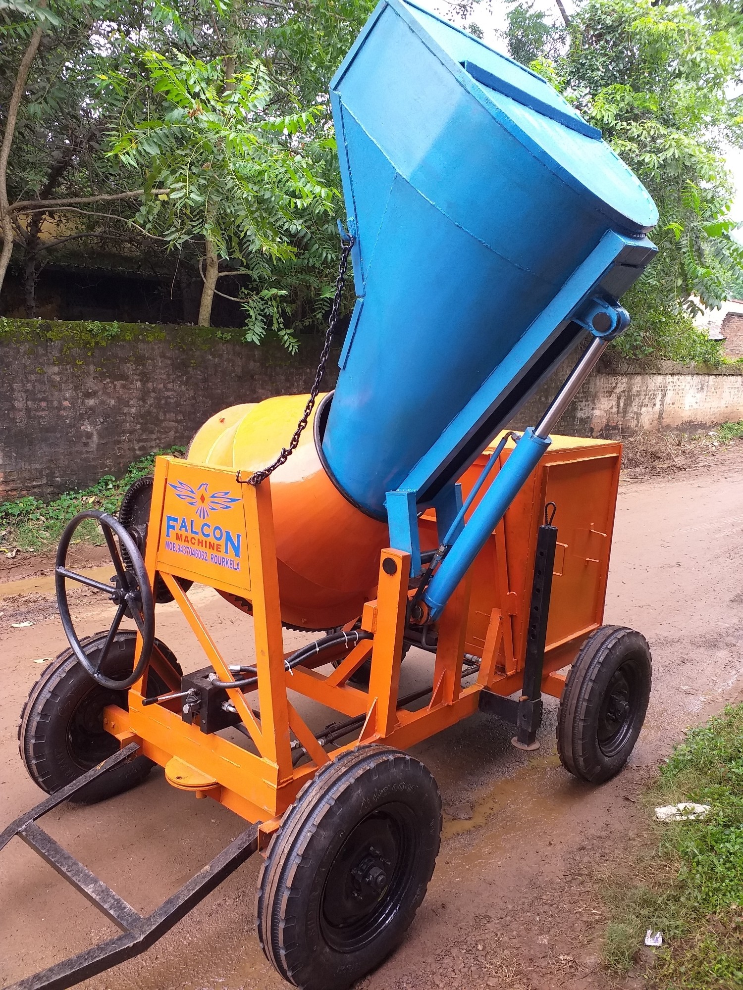 Hydraulic hopper system concrete mixture machine 