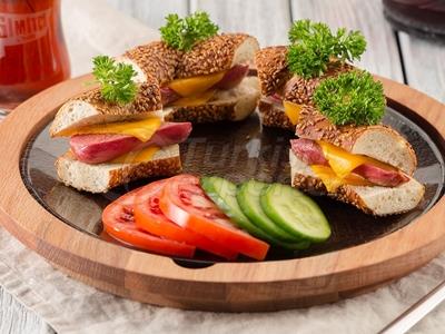 Bagel With Sausage Cheddar