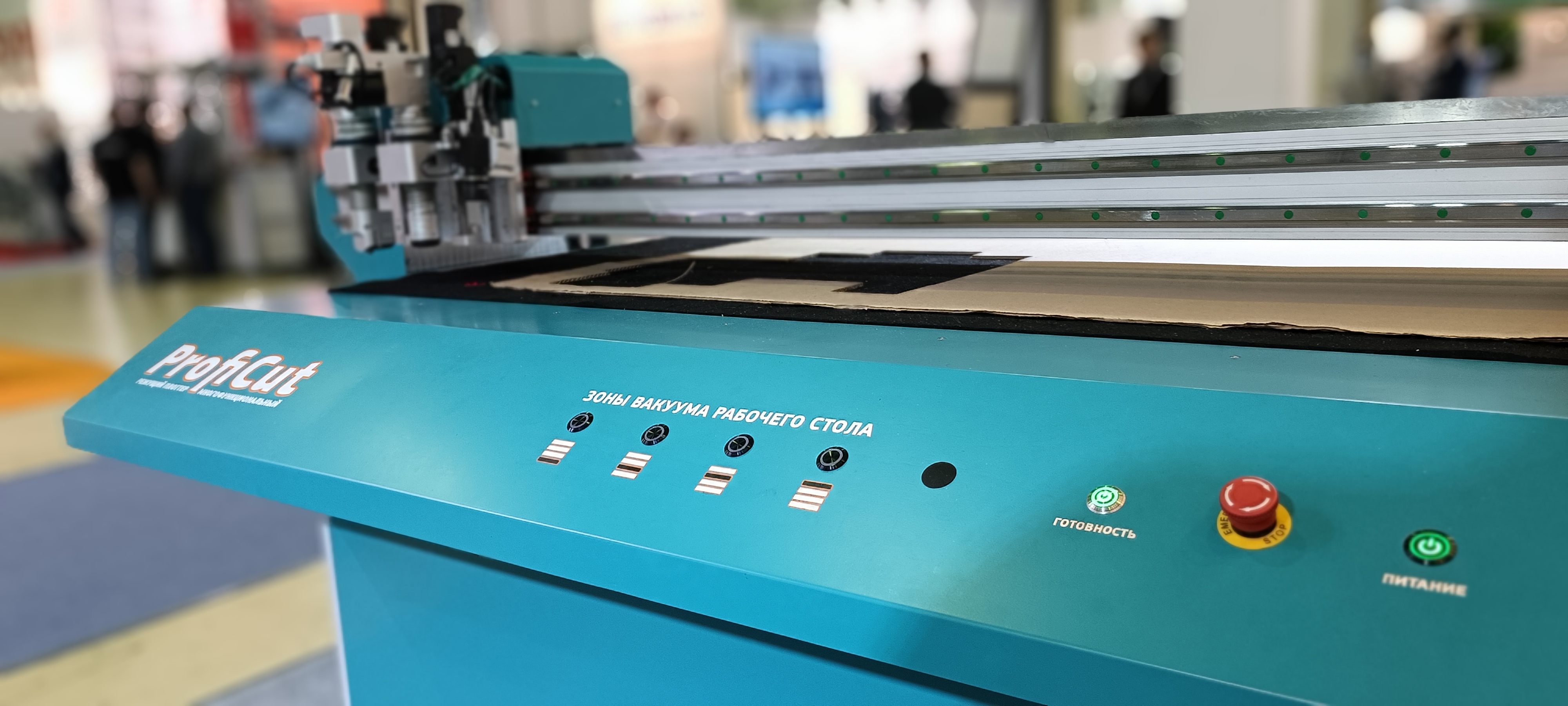 Flatbed cutting plotter for automatic cutting of popular materials PROFICUT