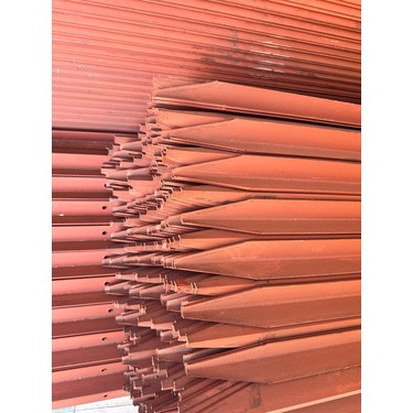 Poste de hierro angular