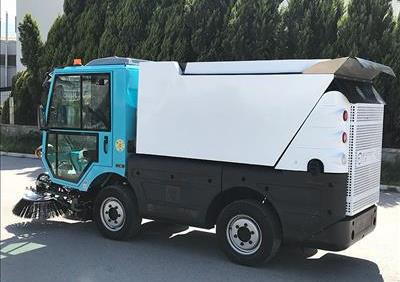 HYDROSTATIC COMPACT SWEEPER