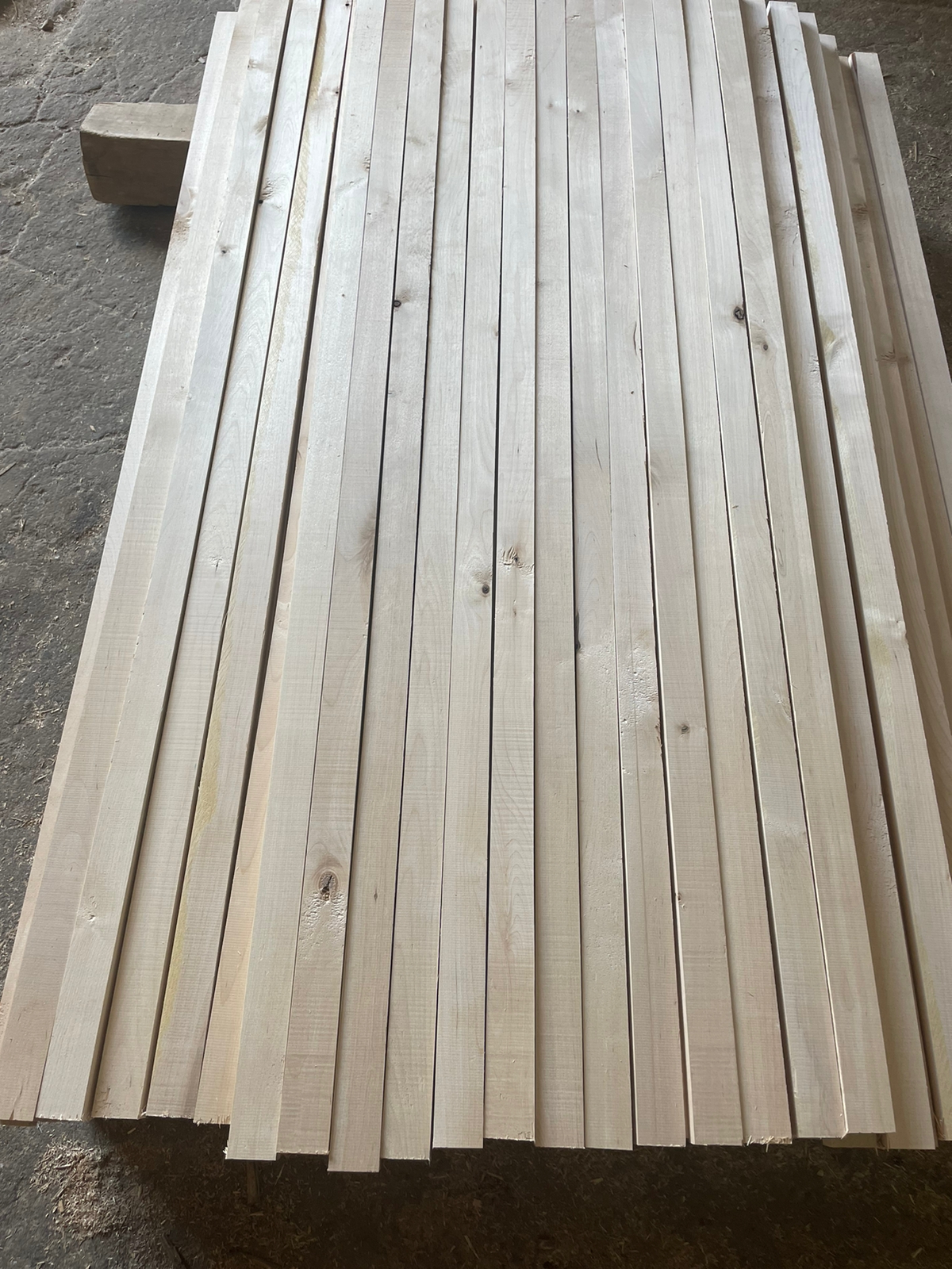 Madera de abedul de canto cuadrado. Calidad "AB". Contenido de humedad 8-12% (+/- 2 %)