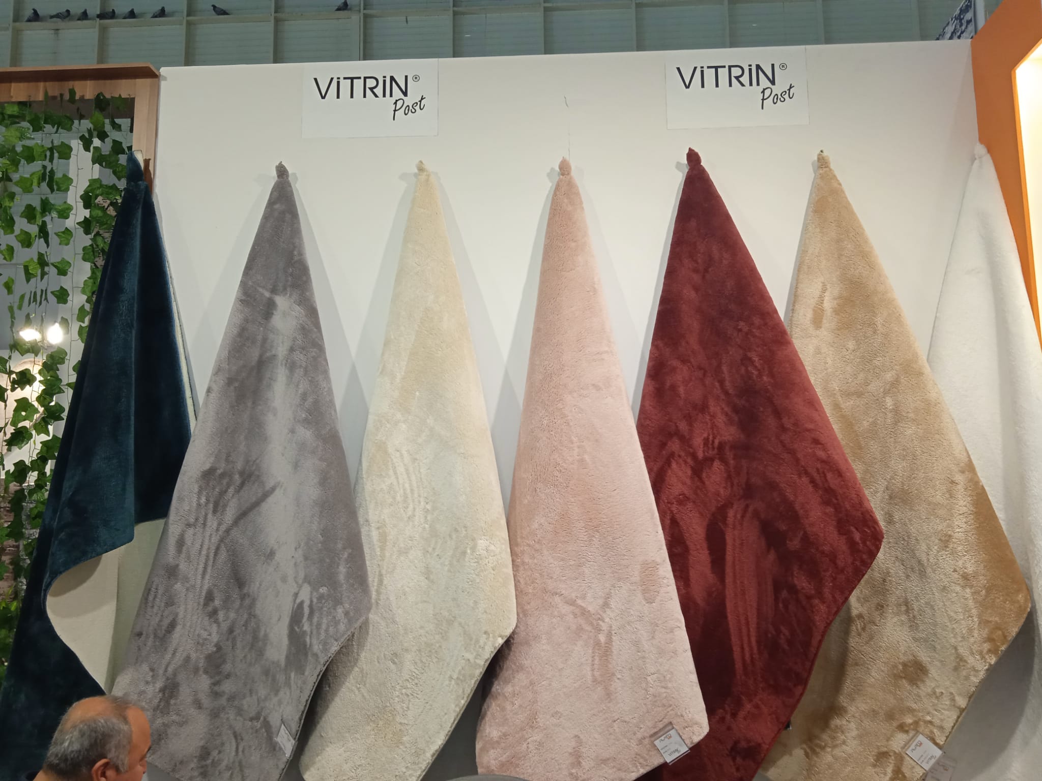 Vitrin post collection