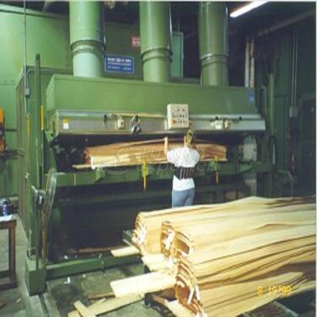 Rotary veneer peeling machine for w