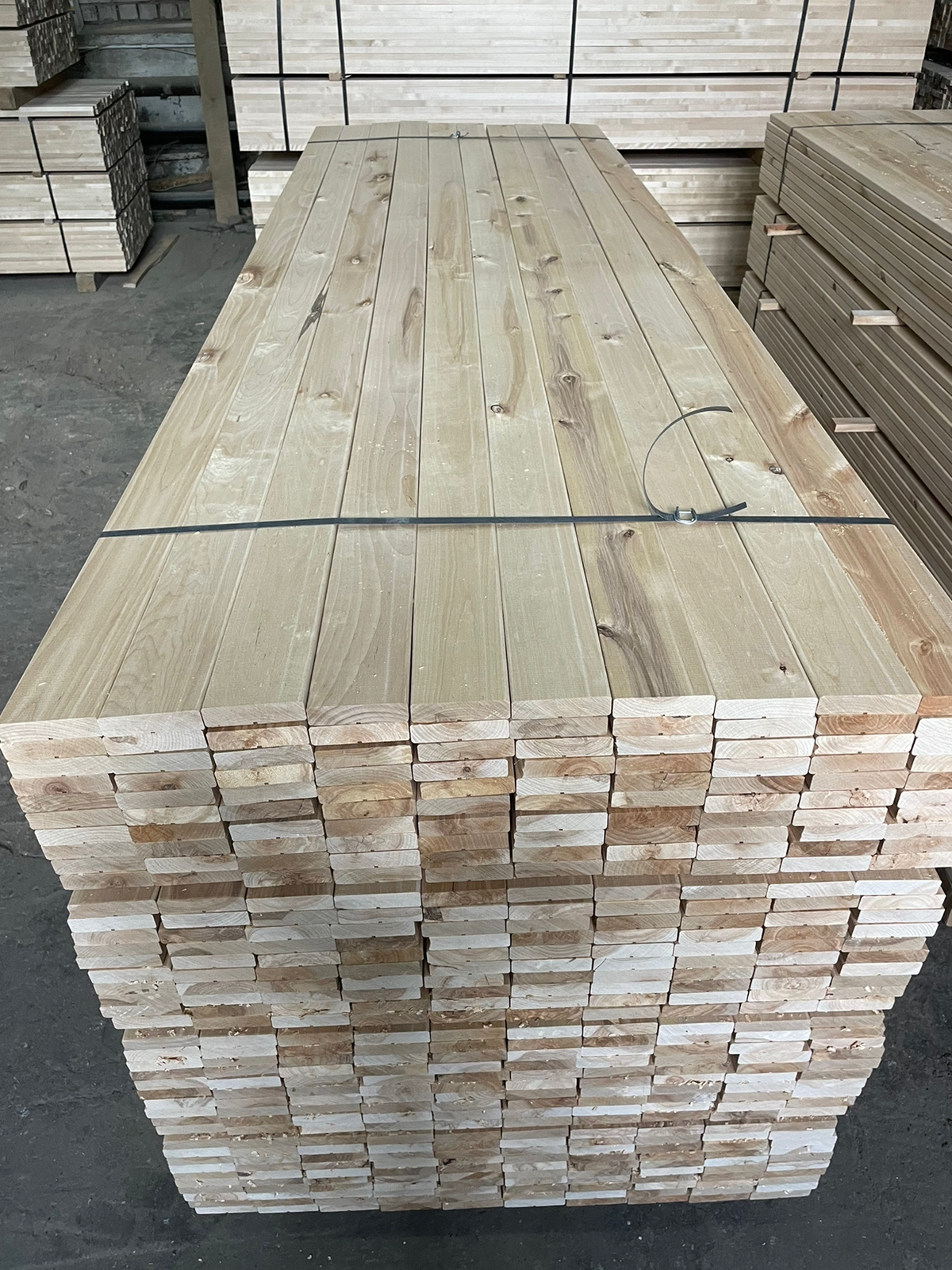 Madera de abedul de canto cuadrado. Calidad "BB". Contenido de humedad 8-12% (+/- 2 %)