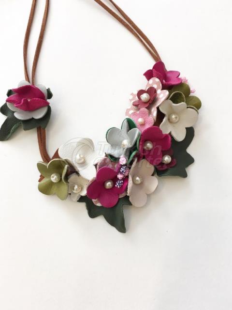 Collier de fleurs en cuir