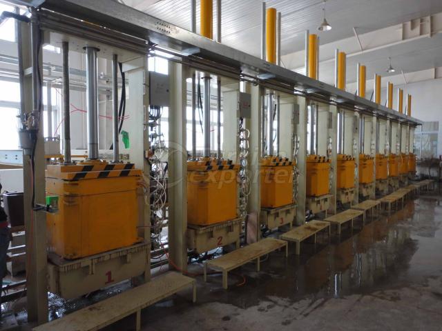 Hi-pressure casting machine for cistern tank